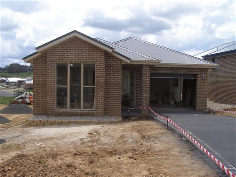 24 Botanic Way, Orange NSW 2800