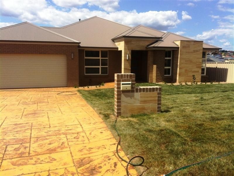 16 Robinson Court, Orange NSW 2800