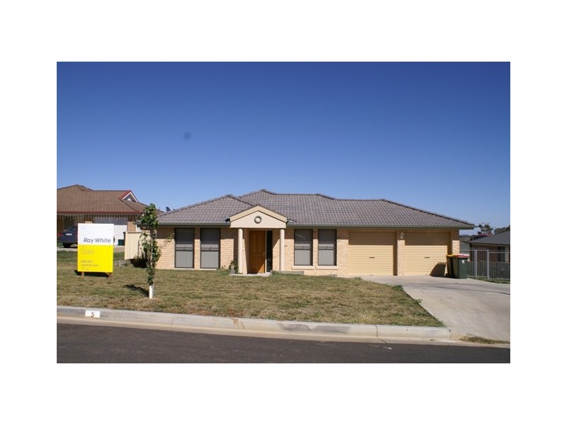 5 Maroney Close, Orange NSW 2800