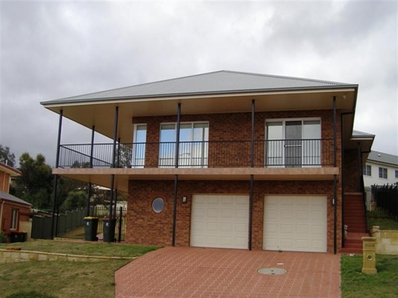 11 Booth Crescent, Orange NSW 2800