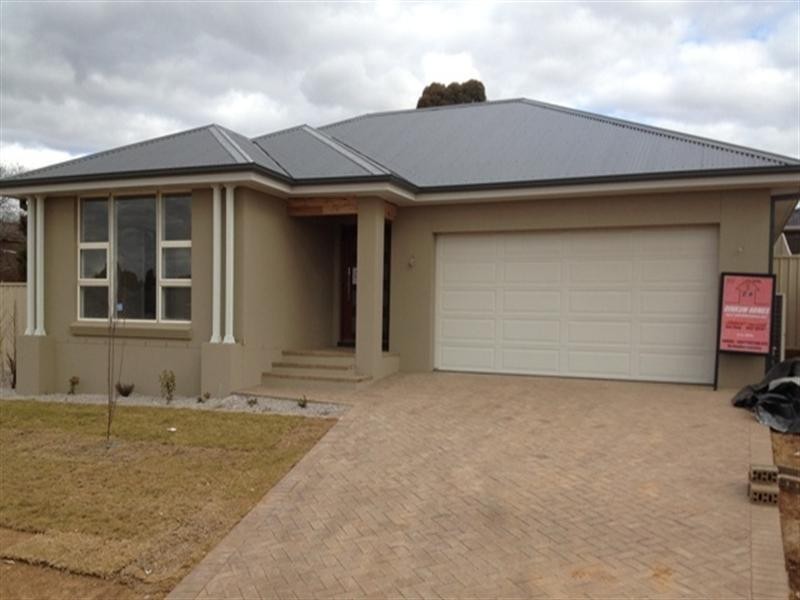 22 Robinson Court, Orange NSW 2800