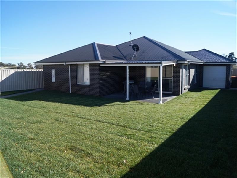 9 Molloy Drive, Orange NSW 2800