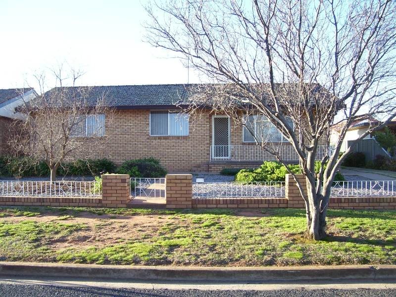 14 Downes Crescent, Parkes NSW 2870