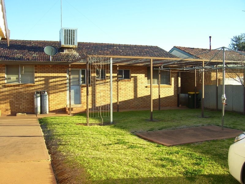 14 Downes Crescent, Parkes NSW 2870