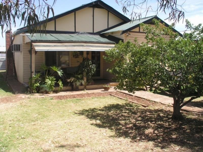 30 Station Street, Parkes NSW 2870