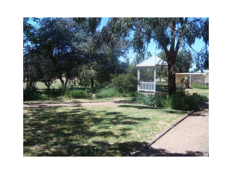 Innisfail Newell Highway, Parkes NSW 2870