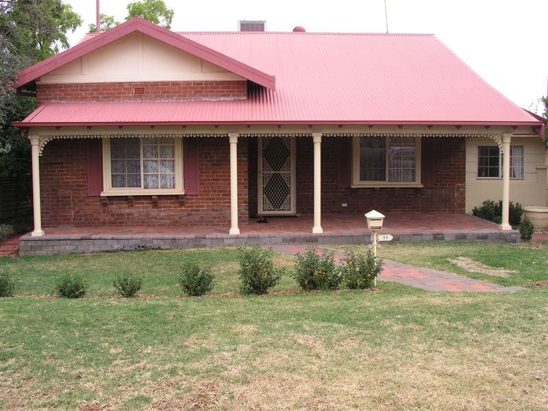 11 Thurlstone Street, Parkes NSW 2870