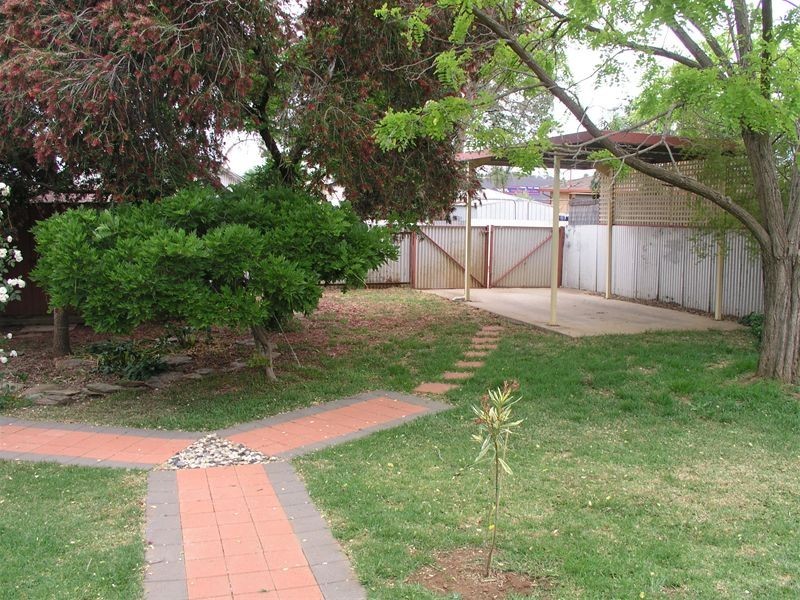 11 Thurlstone Street, Parkes NSW 2870