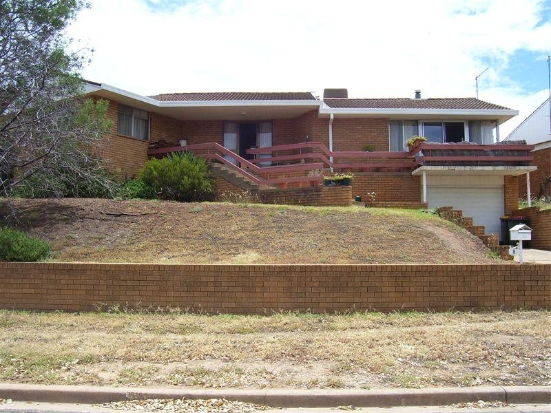 8 Glenwarrie Place, Parkes NSW 2870