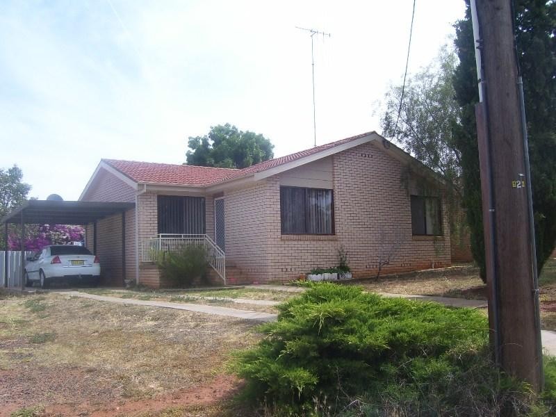 13 Barton Street, Parkes NSW 2870