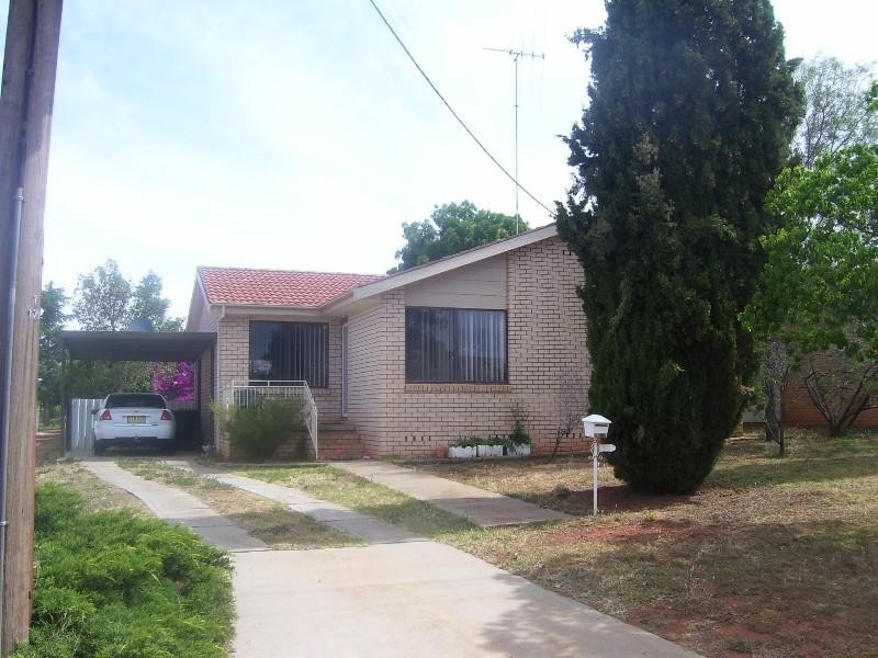 13 Barton Street, Parkes NSW 2870
