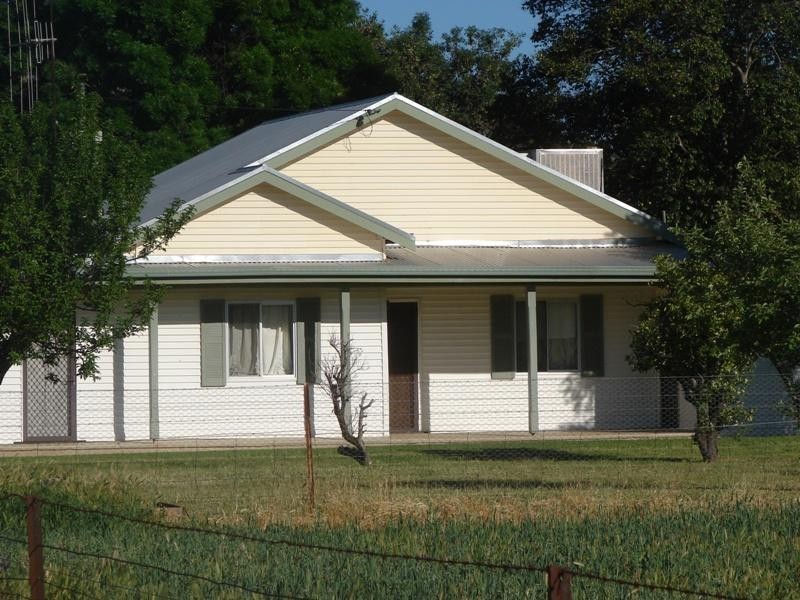 Innisfail Newell Highway, Parkes NSW 2870