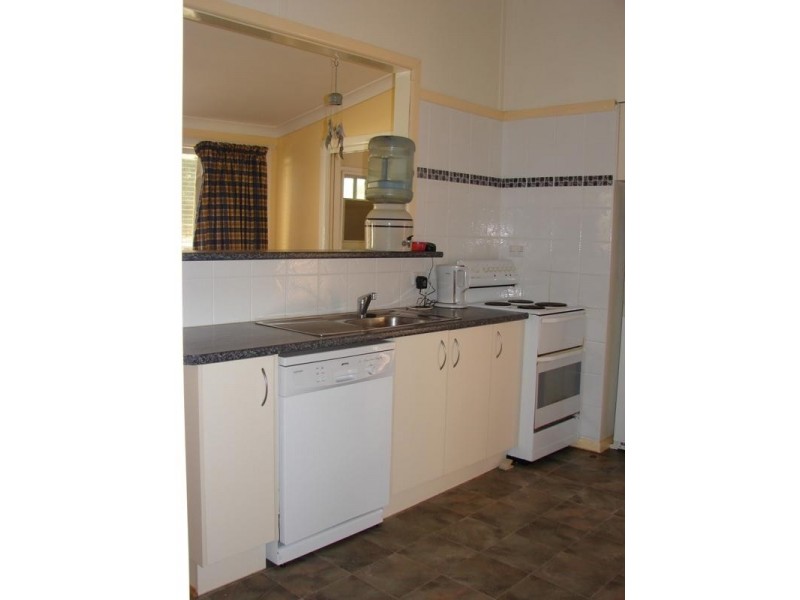 Innisfail Newell Highway, Parkes NSW 2870