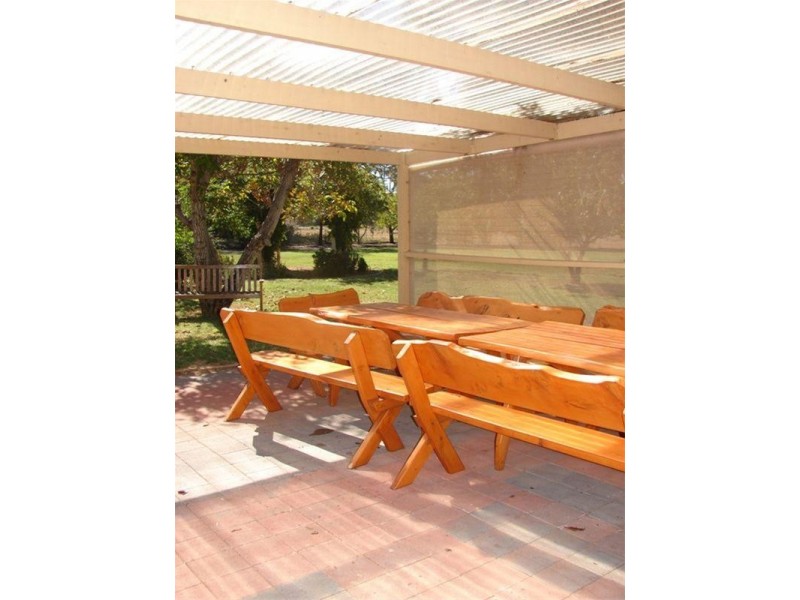 Innisfail Newell Highway, Parkes NSW 2870