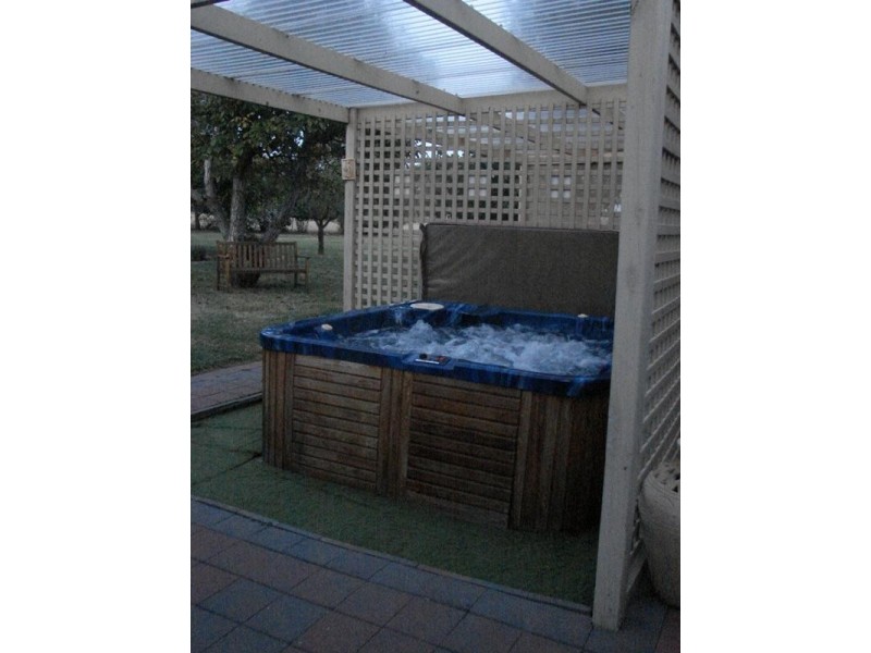 Innisfail Newell Highway, Parkes NSW 2870