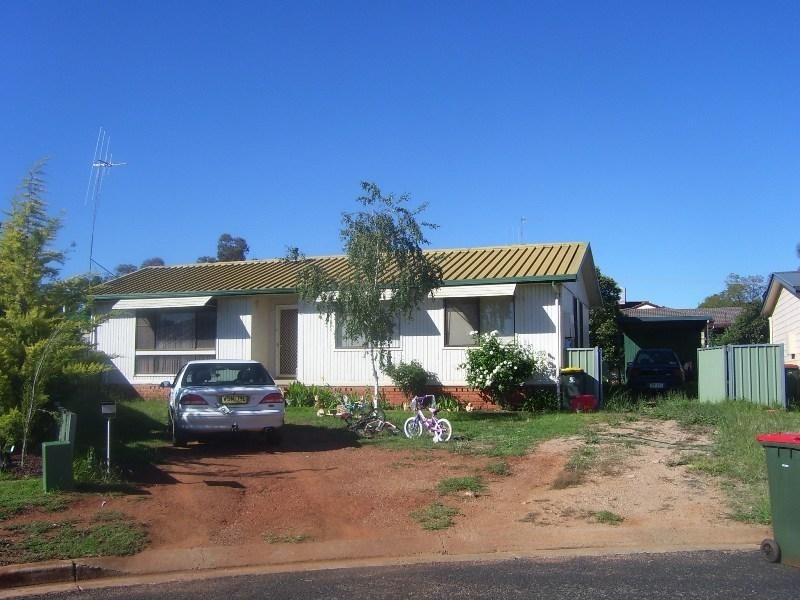 5 Marshall Place, Parkes NSW 2870