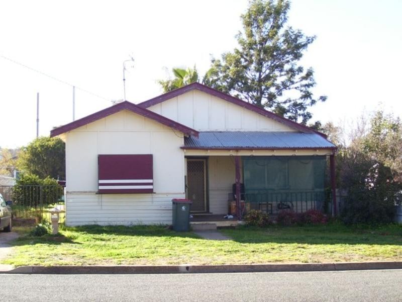 4 Carrington Street, Parkes NSW 2870