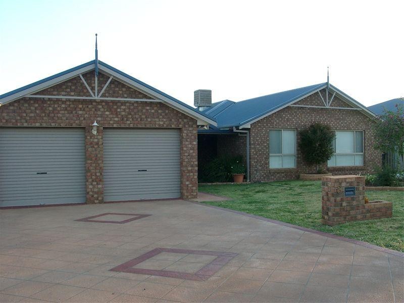 8 Noonan Street, Parkes NSW 2870