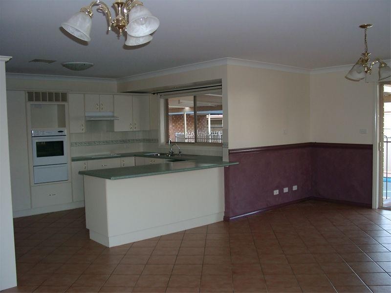 8 Noonan Street, Parkes NSW 2870