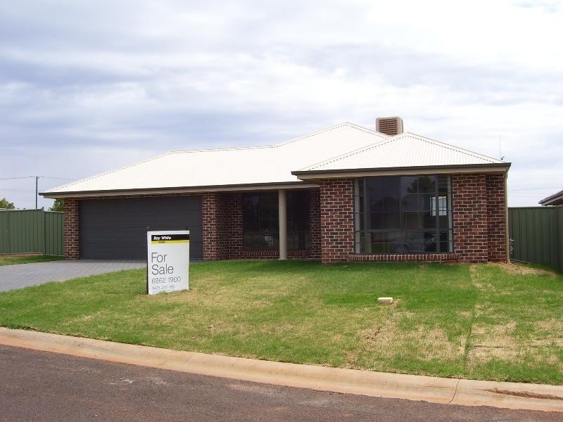 5 Mossgiel Place, Parkes NSW 2870