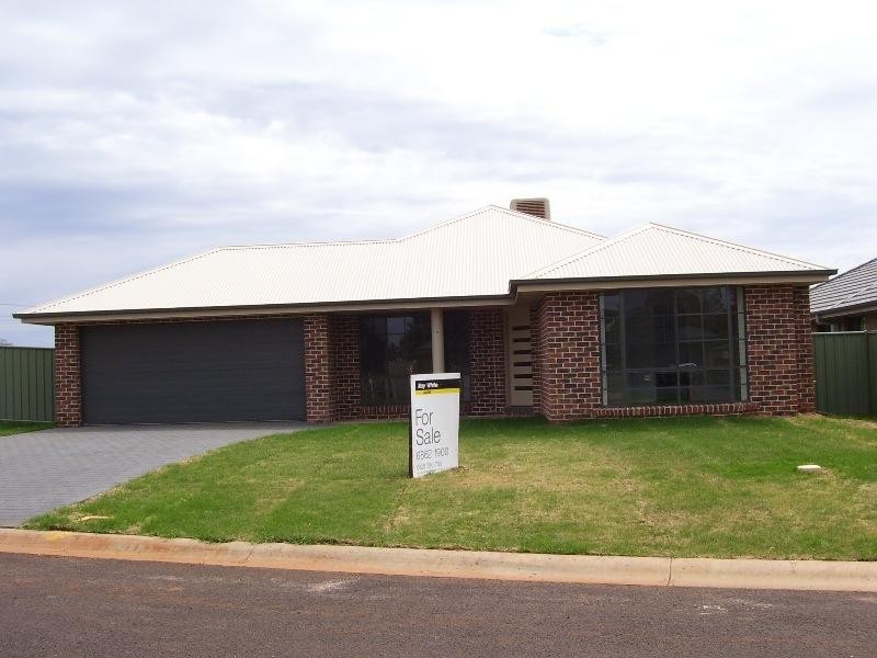 5 Mossgiel Place, Parkes NSW 2870