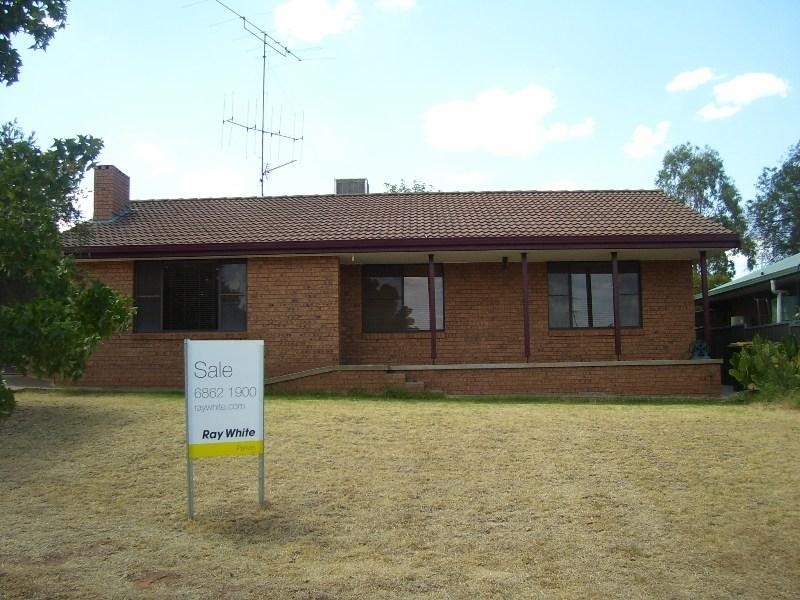 8 Werona Place, Parkes NSW 2870