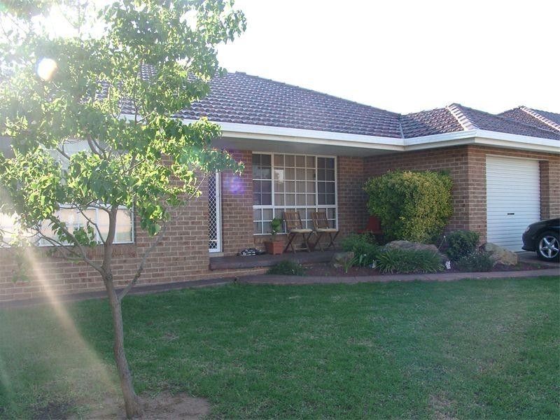 1/9 Ken Payne Place, Parkes NSW 2870