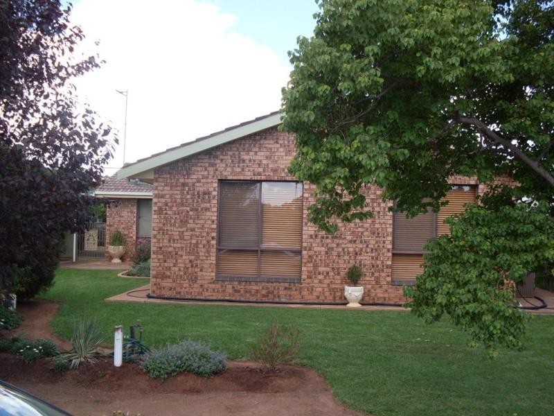 27 Lawson Street, Parkes NSW 2870