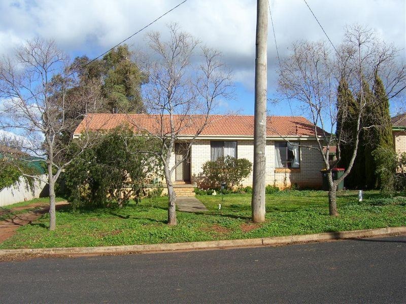 9 Barton Street, Parkes NSW 2870
