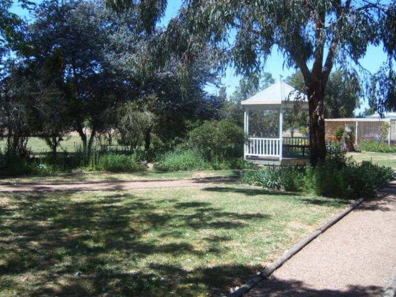 Innisfail Newell Highway, Parkes NSW 2870