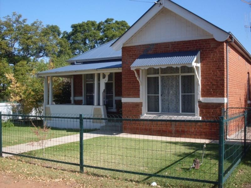 130 Currajong Street, Parkes NSW 2870