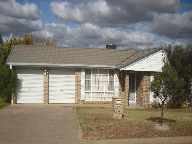 21 Flinders Street, Parkes NSW 2870