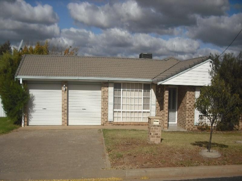 21 Flinders Street, Parkes NSW 2870