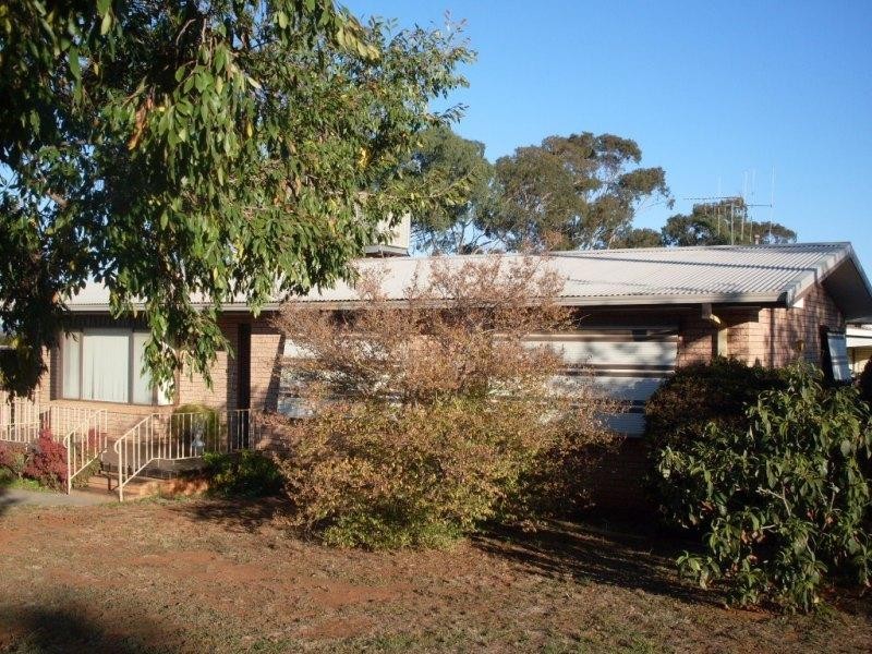 11 Hodges Street, Parkes NSW 2870
