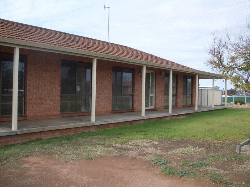 2 Friendship Place, Parkes NSW 2870