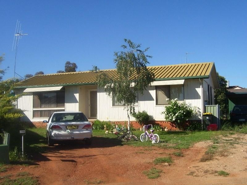 5 Marshall Place, Parkes NSW 2870