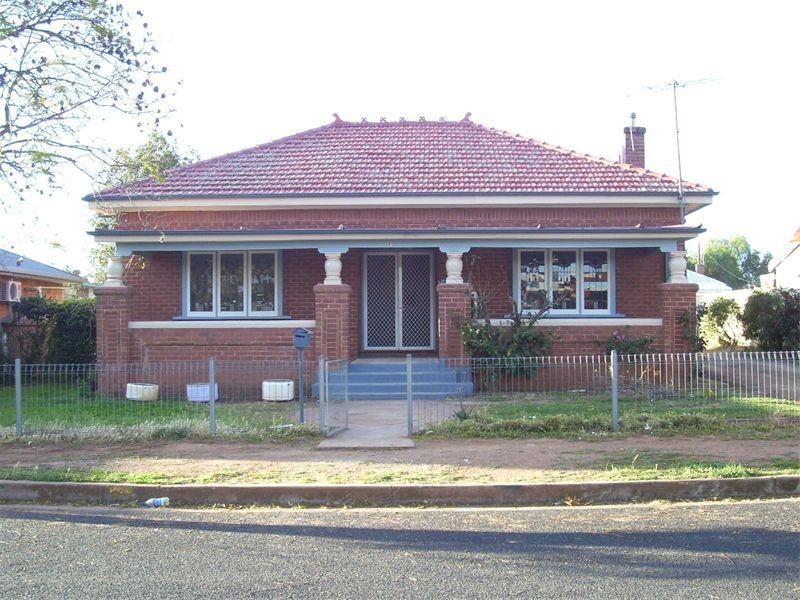 8 Rees Avenue, Parkes NSW 2870