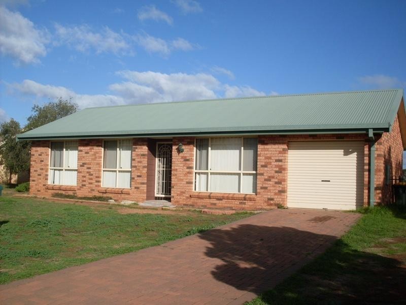 11 Georgefield Drive, Parkes NSW 2870