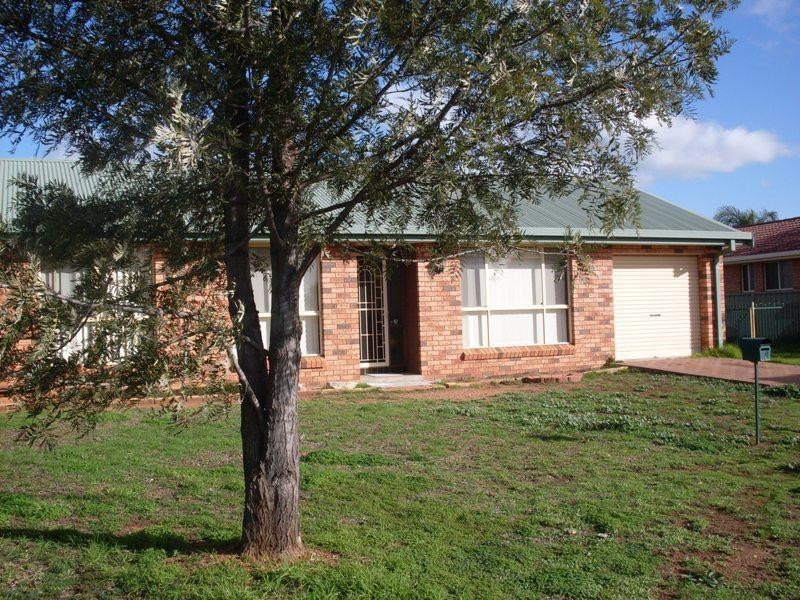 11 Georgefield Drive, Parkes NSW 2870