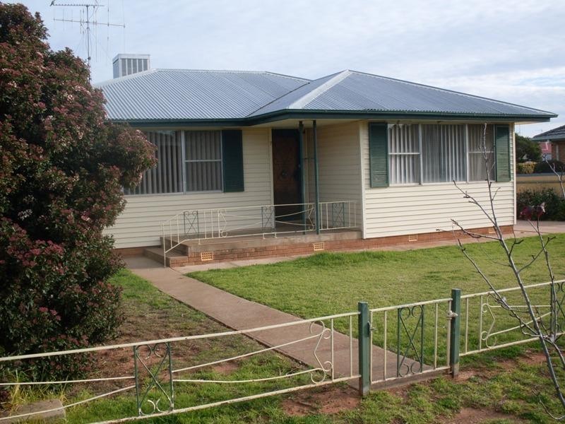 7 Downes Crescent, Parkes NSW 2870