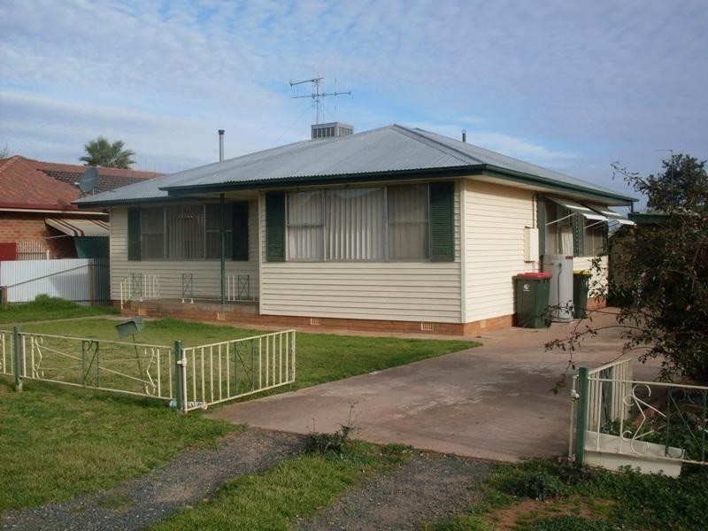 7 Downes Crescent, Parkes NSW 2870