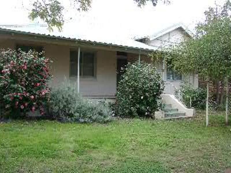 8 Thurlstone Street, Parkes NSW 2870