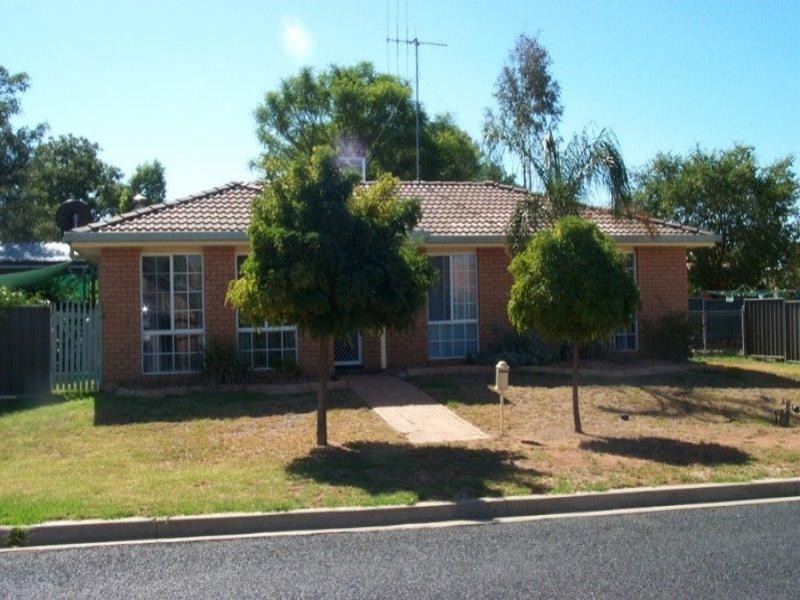 2 Ebelina Crescent, Parkes NSW 2870