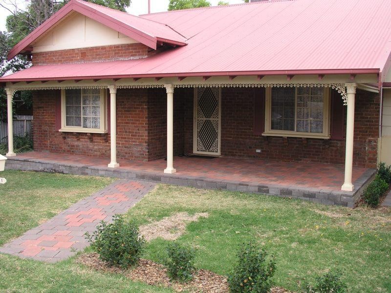11 Thurlstone Street, Parkes NSW 2870