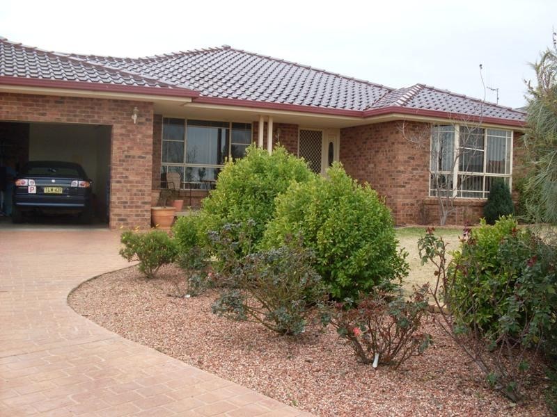 27 Glenburnie Close, Parkes NSW 2870
