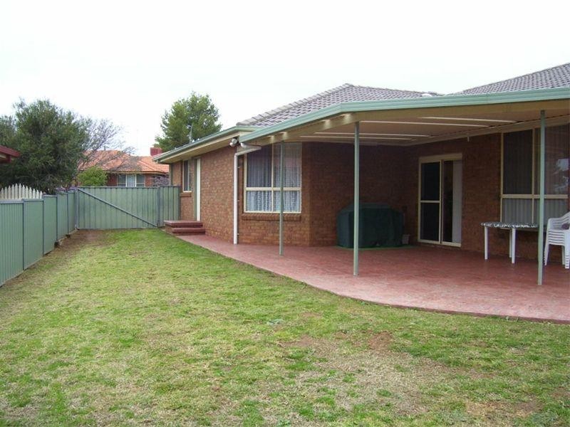 5 Friendship Place, Parkes NSW 2870