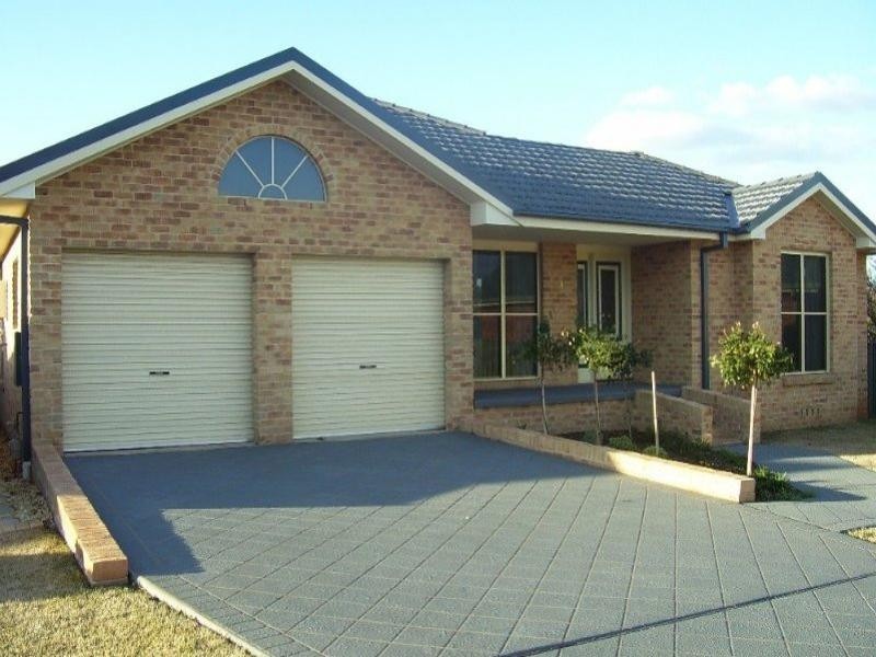 8 Arana Place, Parkes NSW 2870