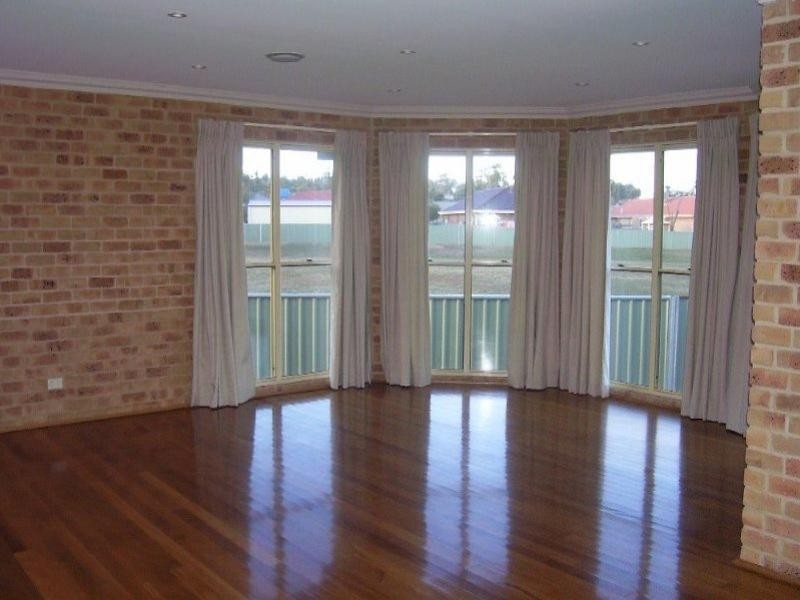 8 Arana Place, Parkes NSW 2870