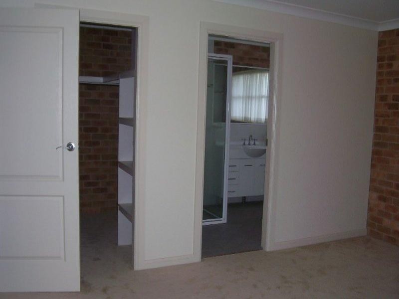 8 Arana Place, Parkes NSW 2870