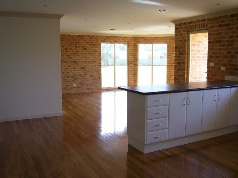 8 Arana Place, Parkes NSW 2870